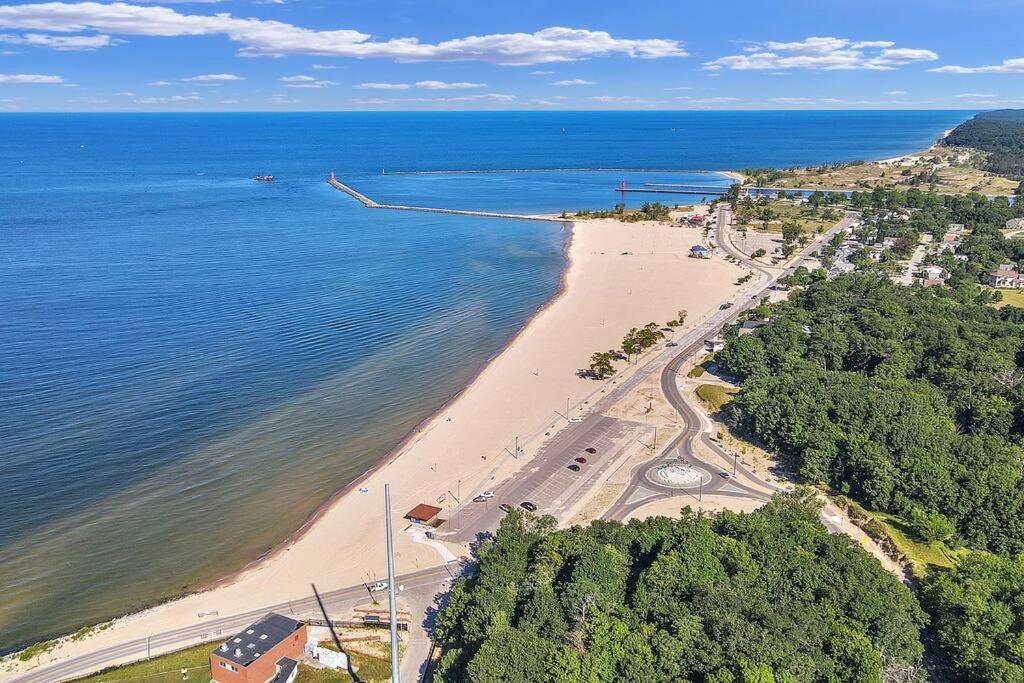 Coastal Comfort Meets Beachside Bliss Muskegon Zewnętrze zdjęcie